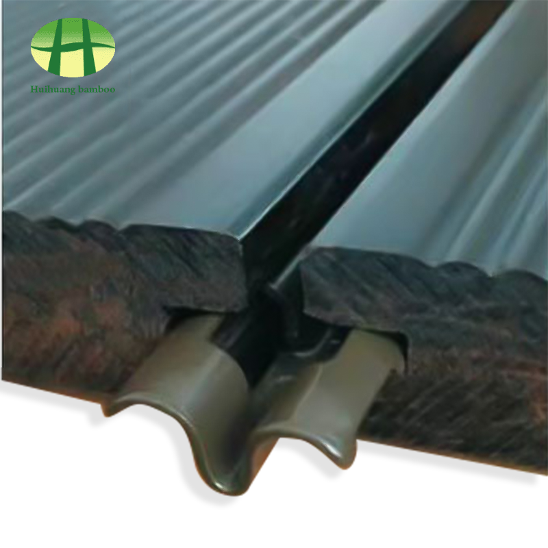 เล็บที่ชัดเจนประกบพื้นไม้ไผ่หนัก